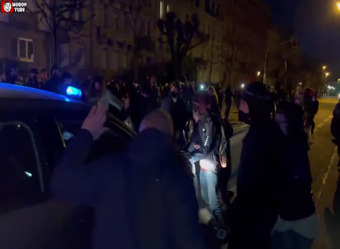 Video :In Strasbourg, protesters attacked a police commissioner's vehicle